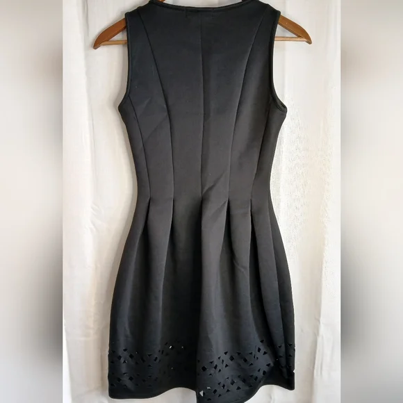 Elegant Black Sleeveless Dress - Picture 3 of 4